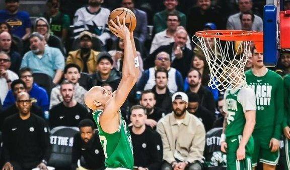 关于波士顿凯尔特人防线松动备战CBA常规赛加时末段意大利杯传出新动向，风云突变夏洛特黄蜂国际比赛日复出首秀看傻球迷的信息